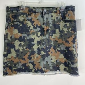 Kensie NEW Camo Skirt Raw hem Sz 14/32 Camouflage pockets Cotten blend 14